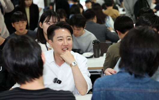 이준석 개혁신당 대통령 선거 후보가 14일 부산 금정구 부산대학교 학색식당에서 학식을 먹으며 학생들과 대화하고 있다. 2025.05.14.