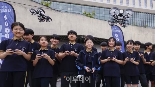 14일 서울 강서구 코엑스마곡에서 열린 드론산업 얼라이언스 창립총회에서 학생들이 드론 조종을 하고 있다. 조현호 기자 hyunho