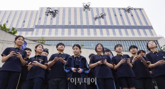 14일 서울 강서구 코엑스마곡에서 열린 드론산업 얼라이언스 창립총회에서 학생들이 드론 조종을 하고 있다. 조현호 기자 hyunho