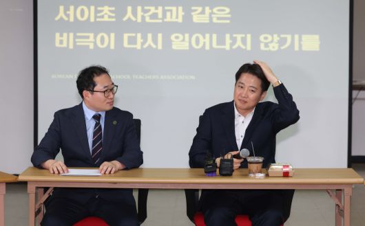 이준석 개혁신당 대선후보가 15일 서울 중구 공간모아에서 열린 ‘서이초 사건과 같은 비극이 다시는 일어나지 않기를’ 대한초등교사협회 간담회에서 잠시 머리를 만지고 있다. 신태현 기자 holjjak@