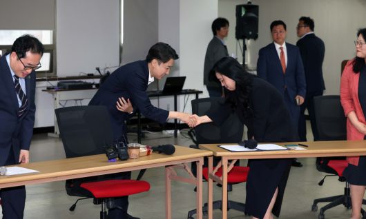 이준석 개혁신당 대선후보가 15일 서울 중구 공간모아에서 열린 ‘서이초 사건과 같은 비극이 다시는 일어나지 않기를’ 대한초등교사협회 간담회에서 초등교사들과 인사하고 있다. 신태현 기자 holjjak@