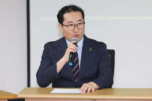 김학희 대한초등교사협회 회장이 15일 서울 중구 공간모아에서 이준석 개혁신당 대선후보와 가진 ‘서이초 사건과 같은 비극이 다시는 일어나지 않기를’ 대한초등교사협회 간담회에서 발언하고 있다. 신태현 기자 holjjak@