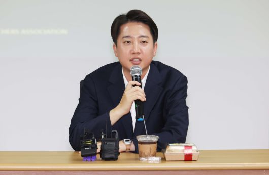 이준석 개혁신당 대선후보가 15일 서울 중구 공간모아에서 열린 ‘서이초 사건과 같은 비극이 다시는 일어나지 않기를’ 대한초등교사협회 간담회에서 발언하고 있다. 신태현 기자 holjjak@