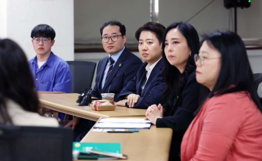 이준석 개혁신당 대선후보가 15일 서울 중구 공간모아에서 열린 ‘서이초 사건과 같은 비극이 다시는 일어나지 않기를’ 대한초등교사협회 간담회에서 교사의 발언을 경청하고 있다. 신태현 기자 holjjak@