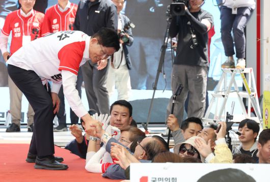 김문수 국민의힘 대선 후보가 13일 울산 남구 뉴코아아울렛 앞에서 유세를 마친 뒤 지지자들과 인사하고 있다.