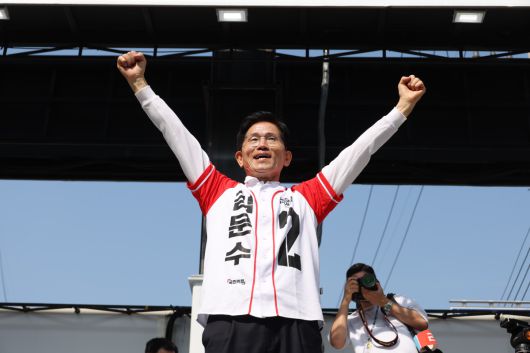 국민의힘 김문수 대선 후보가 14일 경남 진주시 진주광미사거리에서 유세를 하고 있다.