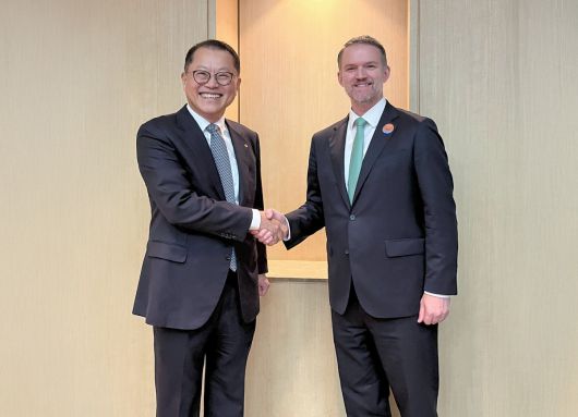 김희철 한화오션 대표(왼쪽)가 16일 오후 제이미슨 그리어 미국무역대표부(USTR) 대표와 만나 조선산업 협력방안에 대해 논의했다.