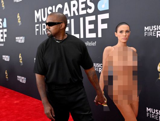 카니예 웨스트와 비앙카 센소리가 2일 미국 로스앤젤레스에서 열린 제67회 그래미 어워즈 레드카펫 행사에 참석했다. (UPI/연합뉴스)