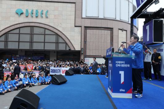 더불어민주당 이재명 대선 후보가 13일 '보수의 심장'이라고 불리는 대구광역시의 동성로 거리에서 집중 유세를 하고 있다.