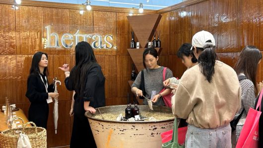 무신사 뷰티 페스타 팝업 스토어의 넥스트 뷰티존에서 방문객들이 체험하고 있다.