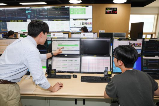 KT 직원들이 경기도 과천에 위치한 KT 통합관제센터에서 DDoS 등 사이버 공격에 대비하며 관제하는 모습