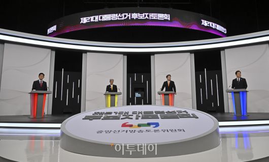 18일 서울 마포구 SBS프리즘타워에서 열린 중앙선거방송토론위원회 주관 제21대 대통령선거 후보자토론회에서 각 정당 대선 후보들이 토론을 준비하고 있다. 왼쪽부터 국민의힘 김문수, 민주노동당 권영국, 개혁신당 이준석, 더불어민주당 이재명 대선후보. 조현호 기자 hyunho@