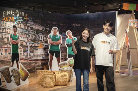 신세계백화점 모델들이 18일 신세계 강남점 지하 1층 특설 행사장에 마련된 '태계일주' 팝업스토어를 살펴보고 있다.