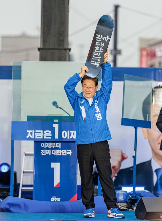 이재명 더불어민주당 대선 후보가 19일 서울 마포구 홍익대인근에서 열린 유세에서 시민들에게 지지를 호소하고 있다. 신태현 기자 holjjak@