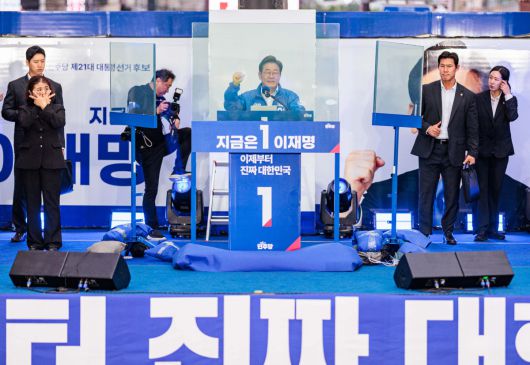 이재명 더불어민주당 대선 후보가 19일 서울 마포구 홍익대인근에서 열린 유세에서 시민들에게 지지를 호소하고 있다. 신태현 기자 holjjak@