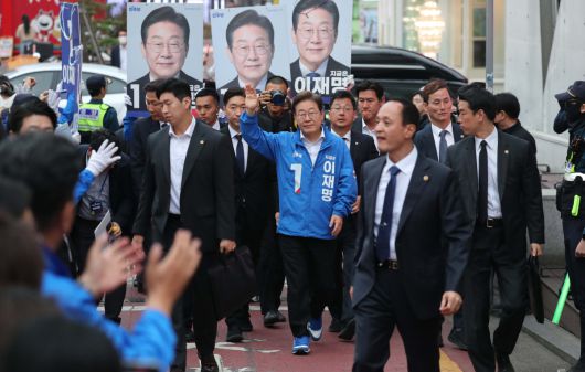 이재명 더불어민주당 대선 후보가 19일 서울 마포구 홍익대인근에서 열린 유세에서 시민들에게 지지를 호소하고 있다. 신태현 기자 holjjak@