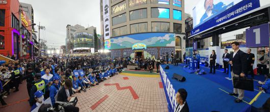 이재명 더불어민주당 대선 후보가 19일 서울 마포구 홍익대인근에서 열린 유세에서 시민들에게 지지를 호소하고 있다. 신태현 기자 holjjak@