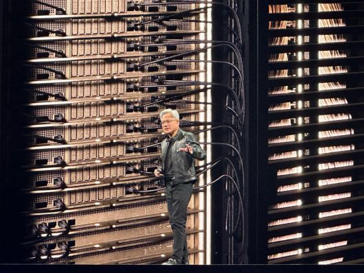 젠슨 황 엔비디아 최고경영자(CEO)가 아시아 최대 정보기술(IT) 박람회 ‘컴퓨텍스 2025’ 개막 하루 전인 19일(현지시간) 대만 뮤직센터 기조연설을 통해 차기 제품 출시 계획과 로드맵, 공급망 등을 공개했다.