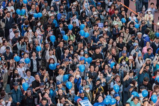 이재명 더불어민주당 후보의 유세가 열리는 19일 오후 서울 마포구 상상마당 앞에서 지지자들이 모여 환호하고 있다. 신태현 기자 holjjak@