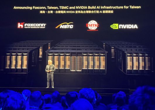 젠슨 황 엔비디아 최고경영자(CEO)가 19일 대만 타이베이 뮤직센터에서 ‘대만 AI 슈퍼컴퓨터 구축’ 계획을 발표하고 있다. 황 CEO는 “폭스콘, 대만 정부, TSMC와 함께 대만 최초의 대형 AI 슈퍼컴퓨터를 구축할 것”이라며 “이는 대만의 AI 인프라와 생태계를 위한 것”이라고 말했다. 연합뉴스