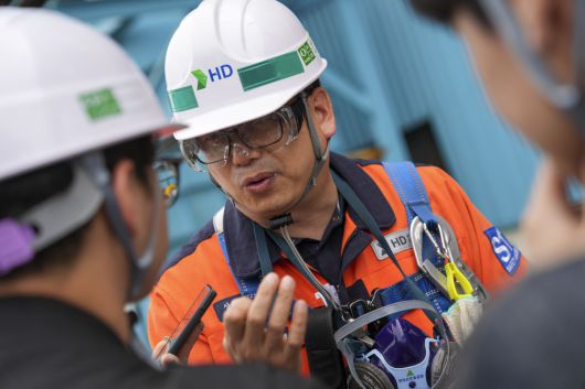 서정훈 HD현대삼호 내업1 담당임원 상무가 14일 전남 영암에 위치한 HD현대삼호 조선소에서 용접 로봇 작업 현장을 설명하고 있다.