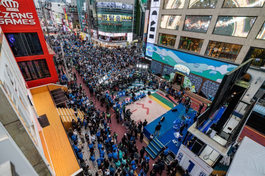 이재명 더불어민주당 후보의 유세가 열리는 19일 오후 서울 마포구 상상마당 앞에 지지자들이 운집하고 있다. 신태현 기자 holjjak@