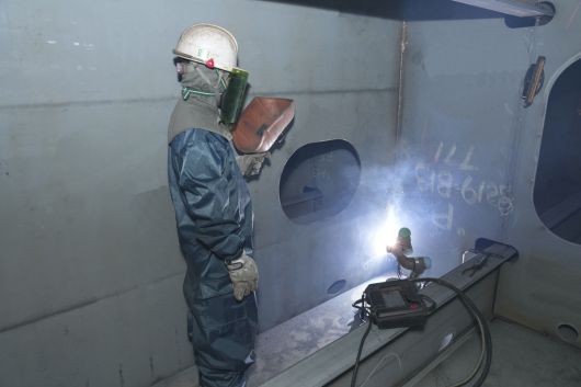 14일 전남 영암에 위치한 HD현대삼호 조선소 판넬공장에서 용접로봇이 배의 중간부에 들어가는 철판을 용접하고 있다.