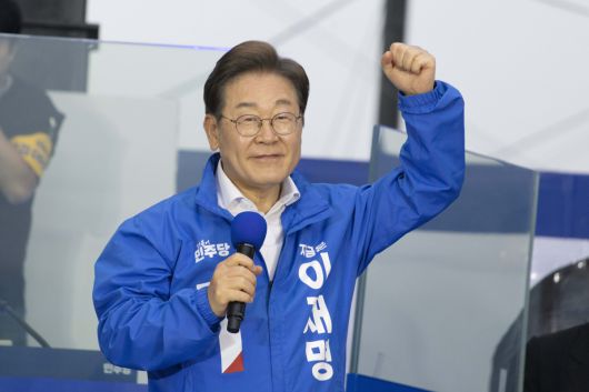 이재명 더불어민주당 대선 후보가 19일 서울 마포구 홍익대인근에서 열린 유세에서 시민들에게 지지를 호소하고 있다. 신태현 기자 holjjak@