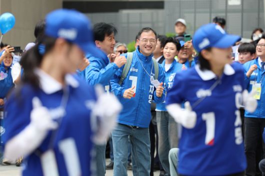 더불어민주당에 입당한 김상욱 의원이 19일 서울 용산역광장에서 열린 더불어민주당 이재명 대선 후보의 집중유세에서 유세 활동을 하고 있다.