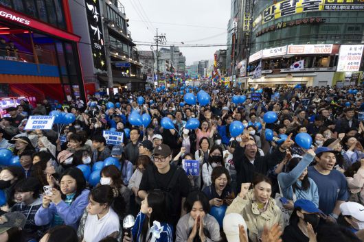 19일 오후 서울 마포구 홍대 KT&G 상상마당 앞에서 열린 이재명 더불어민주당 대선후보의 유세에서 지지자들이 이 후보의 발언을 듣고 있다. 신태현 기자 holjjak@