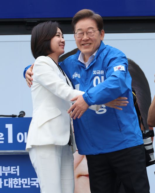 더불어민주당 이재명 대선 후보가 19일 서울 영등포구 타임스퀘어에서 열린 유세에서 연단에 오른 허은아 전 개혁신당 대표를 안고 있다.