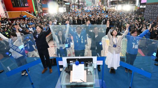 이재명 더불어민주당 대선 후보가 19일 서울 마포구 홍익대인근에서 열린 유세에서 시민들에게 지지를 호소하고 있다. 신태현 기자 holjjak@