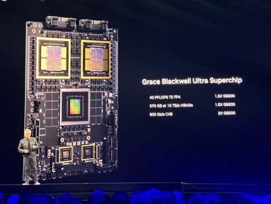 젠슨 황 엔비디아 최고경영자(CEO)가 아시아 최대 정보기술(IT) 박람회 ‘컴퓨텍스 2025’ 개막 하루 전인 19일(현지시간) 대만 뮤직센터 기조연설을 통해 차기 제품 출시 계획과 로드맵, 공급망 등을 공개했다.