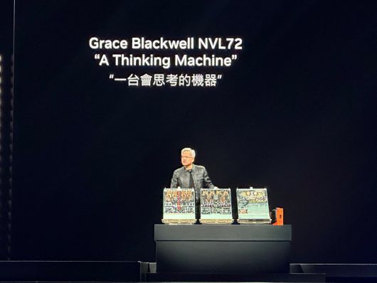 젠슨 황 엔비디아 최고경영자(CEO)가 아시아 최대 정보기술(IT) 박람회 ‘컴퓨텍스 2025’ 개막 하루 전인 19일(현지시간) 대만 뮤직센터 기조연설을 통해 차기 제품 출시 계획과 로드맵, 공급망 등을 공개했다.