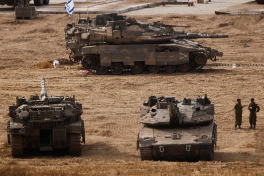 18일(현지시간) 이스라엘-가지지구 국경 근처에 이스라엘군 탱크가 서 있는 모습. 로이터연합뉴스