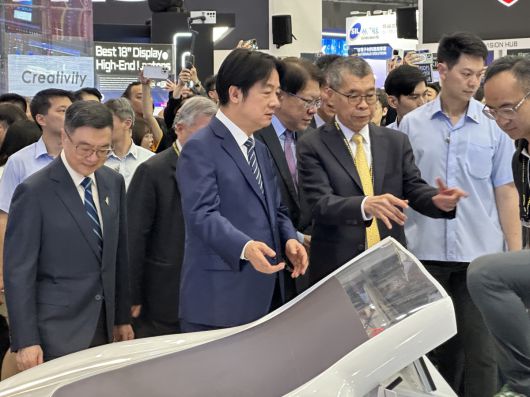 라이칭더 대만 총통이 20일(현지시간) 아시아 최대 정보기술(IT) 박람회 '컴퓨텍스 2025'에서 대만의 파운드리(반도체 위탁생산) 기업 미디어텍을 찾았다. 차이밍 카이 미디어텍 회장(오른쪽)이 라이 총통에게 자사 반도체를 설명하는 모습.