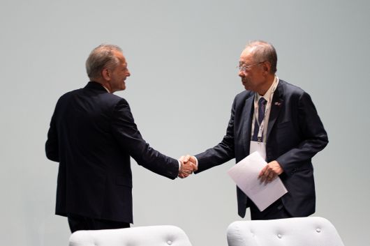 류진 한경협 회장(오른쪽)과 프랑수와 자코브 에어리퀴드 CEO(프측 위원장)가 20일 프랑스 파리에서 열린 '제2차 한-프랑스 경제계 미래대화'에서 악수하고 있다. 작년 5월 서울에서 새롭게 출범한 미래대화 협의체는 한국과 프랑스의 민간 경제계 간 협력을 논의하는 대표 채널로, 이번 회의를 위해 현대차, LG화학, 대한항공, 한화솔루션, CJ, 포스코, 풍산 등 약 20개사 50여명이 파리를 방문했다.