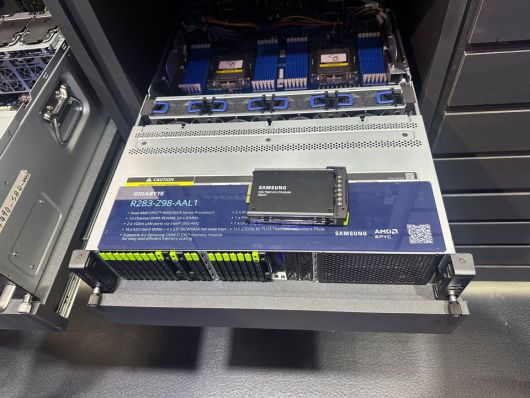 아시아 최대 정보기술(IT) 박람회 ‘컴퓨텍스 2025’가 20일(현지시간) 대만 타이베이 난강 전시센터에서 개막했다. 기가바이트 관계자는 삼성전자와의 협력에 대해 설명했다. 사진은 컴퓨트 익스프레스 링크(CXL) 2.0 솔루션이 적용된 D램 제품.