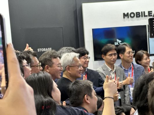 젠슨 황 엔비디아 최고경영자(CEO)가 20일(현지시간) 대만 타이베이에서 개막한 아시아 최대 정보기술(IT) 박람회 ‘컴퓨텍스 2025’에서 SK하이닉스 전시관을 방문했다.