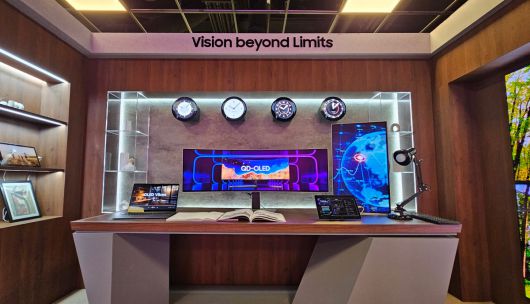 라운드 OLED, QD-OLED, AI 스마트 스피커 등 다양한 IT OLED 제품을 살펴볼 수 있는 '컴퓨텍스 2025' 삼성디스플레이 부스 'CEO의 서재' 전시존