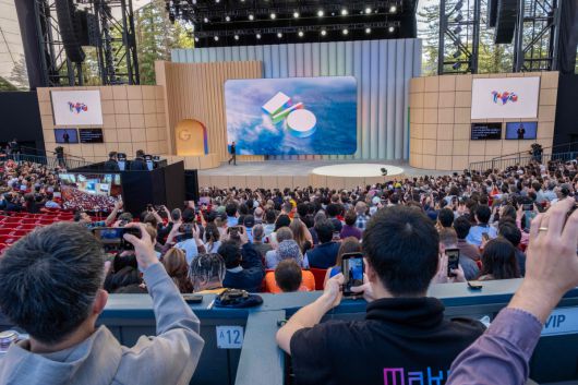 구글이 20일(현지시간) 미국 캘리포니아주 마운티뷰에서 개최한 자사 연례 개발자 콘퍼런스 ‘구글 I/O 2025’에서 참관객들이 순다르 피차이 구글 최고경영자(CEO)가 기조연설을 하는 모습을 스마트폰으로 촬영하고 있다. 마운틴뷰(미국)/AFP연합뉴스