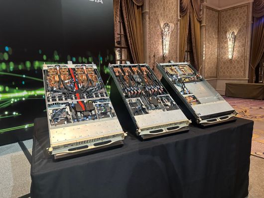 젠슨 황 엔비디아 최고경영자(CEO)가 21일(현지시간) 오전 대만 타이베이 만다린 오리엔탈 호텔에서 글로벌 취재진을 대상으로 미디어 간담회를 진행한다. 사진은 행사장에 전시된 인공지능(AI) 그래픽처리장치(GPU) GB300과 GB300리퀴드 쿨링, GB300 스위치 보드 제품.