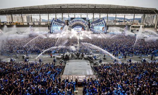 [인천=뉴시스] 정병혁 기자 = 가수 싸이가 17일 인천 서구 인천아시아드주경기장에서 열린 흠뻑쇼에서 공연을 펼치고 있다. 2024.08.17. jhope@newsis.com