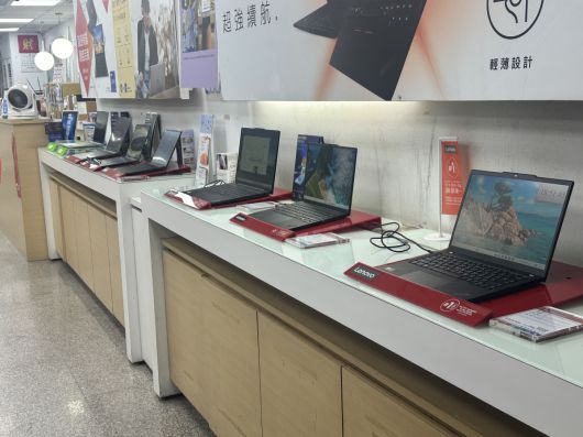 아시아 최대 정보기술(IT) 박람회 마지막 날인 22일(현지시간) 대만의 ‘용산 전자상가’로 불리는 대만 타이베이 광화 디지털 플라자와 주변 일대 지역을 찾았다. 중국의 PC ‘레노버’도 대만에서 많이 팔리는 브랜드 중 하나다.