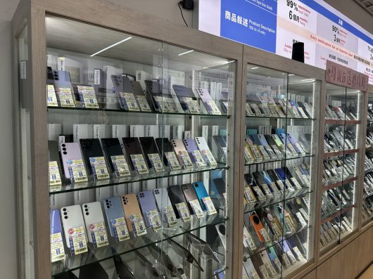 대만의 ‘용산 전자상가’로 불리는 대만 타이베이 광화 디지털 플라자 휴대전화 판매 상점에 진열된 삼성전자 스마트폰 갤럭시 제품.