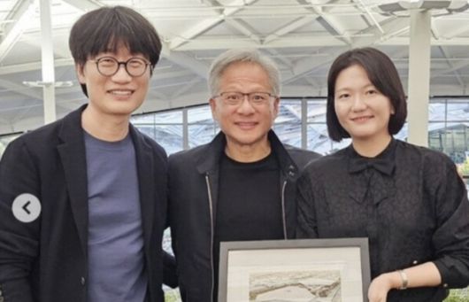 이해진(왼쪽부터) 네이버 글로벌투자책임자(GIO)와 젠슨 황 엔비디아 최고경영자, 최수연 네이버 대표가 지난해 6월 25일(현지 시간) 미국 실리콘밸리 엔비디아 본사에서 만나 기념촬영을 하고 있다. 이날 각 지역의 문화와 가치를 반영한 다양한 ‘소버린 AI’의 중요성과 AI 모델 구축 방안에 대해 논의했다.(네이버 인스타그램 캡처)