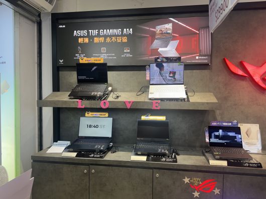 아시아 최대 정보기술(IT) 박람회 마지막 날인 22일(현지시간) 대만의 ‘용산 전자상가’로 불리는 대만 타이베이 광화 디지털 플라자에 대만 브랜드 ‘에이수스(ASUS)’ 제품이 전시돼 있다.