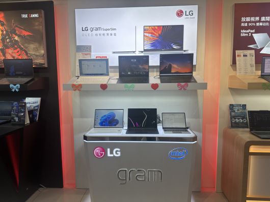 22일(현지시간) 대만의 ‘용산 전자상가’로 불리는 대만 타이베이 광화 디지털 플라자에 LG전자 노트북 ‘LG그램’이 전시돼 있다.