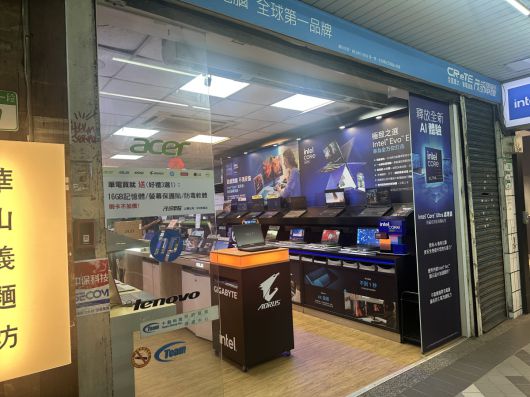 아시아 최대 정보기술(IT) 박람회 마지막 날인 22일(현지시간) 대만의 ‘용산 전자상가’로 불리는 대만 타이베이 광화 디지털 플라자와 주변 일대 지역을 찾았다. 상점 입구에는 대만 브랜드 노트북들이 진열돼 있다.