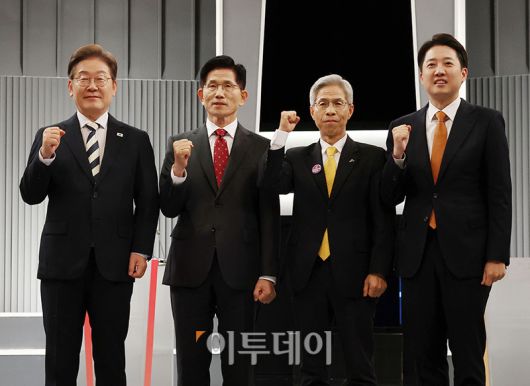 23일 서울 영등포구 KBS본관 스튜디오에서 열린 중앙선거방송토론위원회 주관 제21대 대통령선거 2차 후보자토론회 시작에 앞서 각 정당 대선 후보들이 기념촬영을 하고 있다. (왼쪽부터) 이재명 더불어민주당, 김문수 국민의힘, 이준석 개혁신당, 권영국 민주노동당 대선 후보. 2025.05.23 국회사진기자단